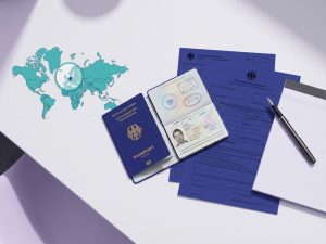 Deutscher Reisepass und Dokumente auf modernem Schreibtisch mit Weltkarte, Deutschland hervorgehoben, Füller daneben