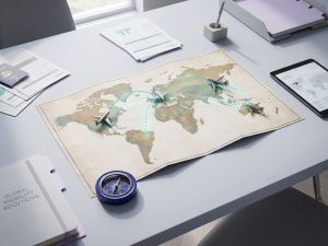 Moderner Schreibtisch mit Weltkarte, Spielzeugflugzeugen und Kompass für globale Reiseplanung von oben fotografiert